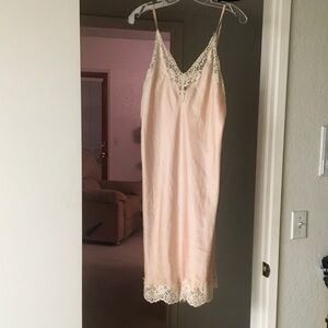 HALOGEN/VINTAGE-LIGHT CREAM-PINKw LACE TRIM MIDI CAMISOLE SLIP